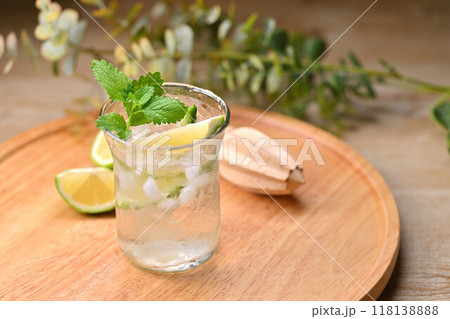 レモン水、レモンウォーター、はちみつレモン水、冷たい、レモン。ミント葉を添えて。 118138888
