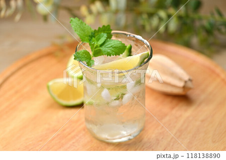 レモン水、レモンウォーター、はちみつレモン水、冷たい、レモン。ミント葉を添えて。 118138890