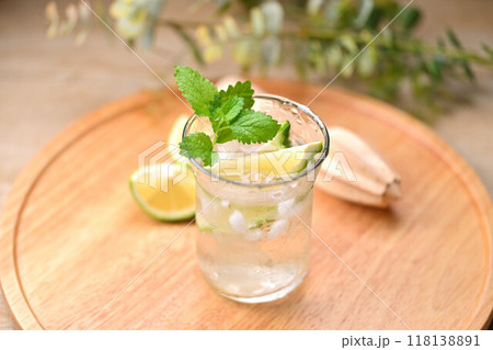 レモン水、レモンウォーター、はちみつレモン水、冷たい、レモン。ミント葉を添えて。 レモン水、レモンウォーター、はちみつレモン水、冷たい、レモン。ミント葉を添えて。 118138891