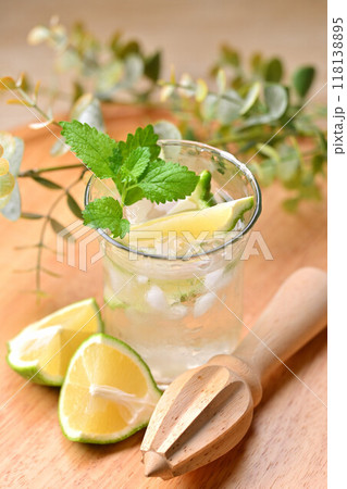 レモン水、レモンウォーター、はちみつレモン水、冷たい、レモン。ミント葉を添えて。 レモン水、レモンウォーター、はちみつレモン水、冷たい、レモン。ミント葉を添えて。 118138895