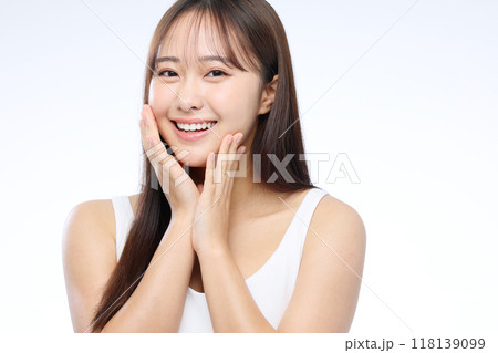 頬に手を当てる若い女性 118139099