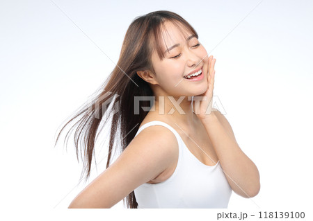 髪を靡かせる女性 118139100