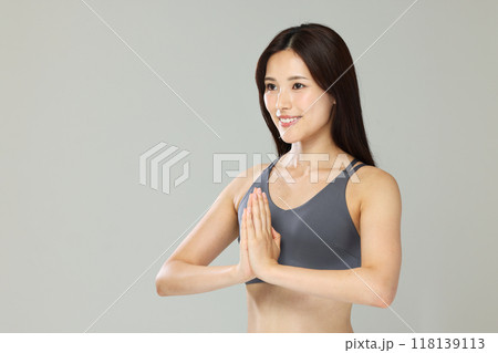 ヨガをする女性 118139113