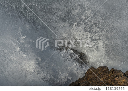 Large waves of the Atlantic Ocean crash against the rocks of a cliff 118139263
