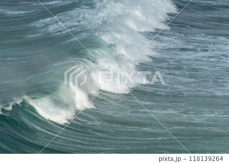 Wave of the green and blue Atlantic Ocean at the edge of a beach in the Iroise Sea. 118139264