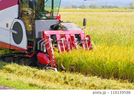 大型コンバインでお米の収穫をしている様子 118139586