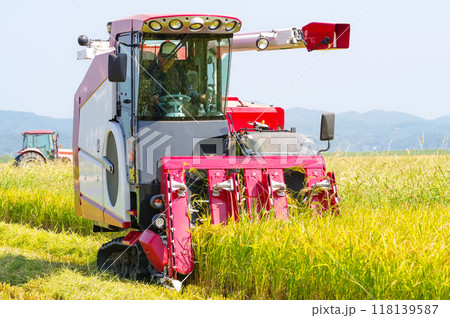 大型コンバインでお米の収穫をしている様子 118139587