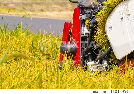 大型コンバインでお米の収穫をしている様子 大型コンバインでお米の収穫をしている様子 118139590