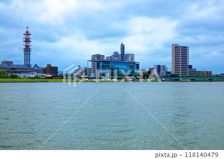 信濃川沿いのやすらぎ堤とNST新潟総合テレビ、NTTドコモ新潟ビル電波塔 118140479