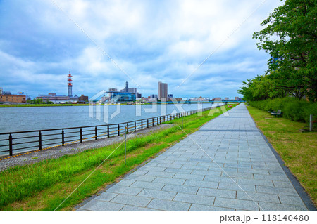 信濃川沿いのやすらぎ堤とNST新潟総合テレビ、NTTドコモ新潟ビル電波塔 118140480