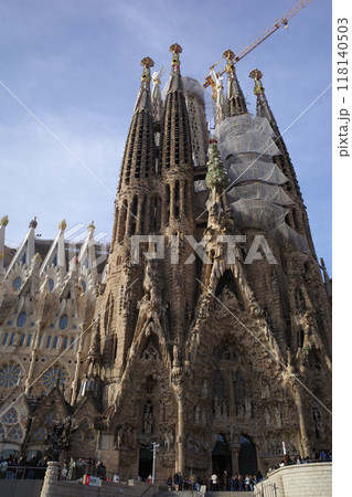 生誕のファサード側から見たサグラダファミリア 118140503