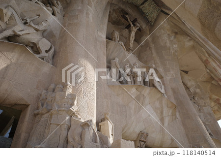 サグラダファミリアの受難のファサードの彫刻の一部 118140514