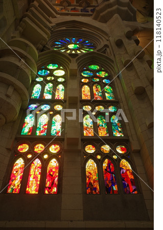 サグラダファミリア内部のステンドグラス 118140523