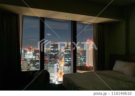 大阪駅西口直結のJPタワー大阪(KITTE大阪)にある、大阪ステーションホテルの綺麗な客室からの夜景 118140610
