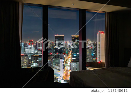 大阪駅西口直結のJPタワー大阪(KITTE大阪)にある、大阪ステーションホテルの綺麗な客室からの夜景 118140611