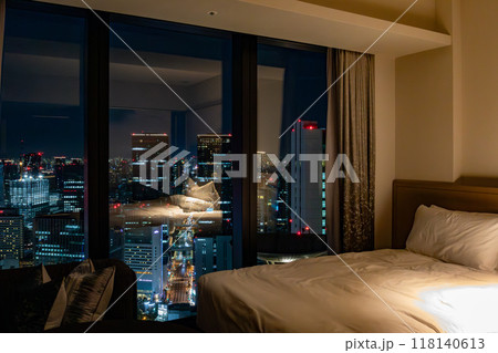 大阪駅西口直結のJPタワー大阪(KITTE大阪)にある、大阪ステーションホテルの綺麗な客室からの夜景 118140613