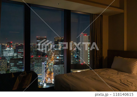 大阪駅西口直結のJPタワー大阪(KITTE大阪)にある、大阪ステーションホテルの綺麗な客室からの夜景 大阪駅西口直結のJPタワー大阪(KITTE大阪)にある、大阪ステーションホテルの綺麗な客室からの夜景 118140615