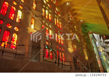 暖色系のステンドグラスが美しいサグラダファミリアの内部 118140733