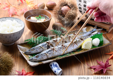 秋の味覚 さんまの塩焼きと栗とお味噌汁とご飯 秋の味覚 さんまの塩焼きと栗とお味噌汁とご飯 118140834