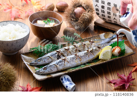 秋の味覚 さんまの塩焼きと栗とお味噌汁とご飯 秋の味覚 さんまの塩焼きと栗とお味噌汁とご飯 118140836