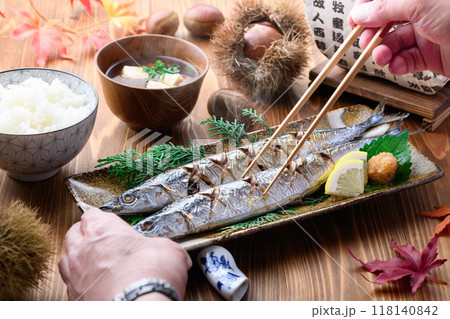 秋の味覚 さんまの塩焼きと栗とお味噌汁とご飯 118140842