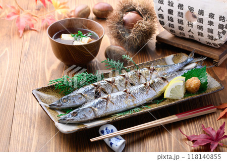 秋の味覚 さんまの塩焼きと栗とお味噌汁 118140855