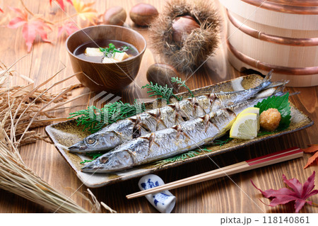 秋の味覚 さんまの塩焼きと栗とお味噌汁 118140861