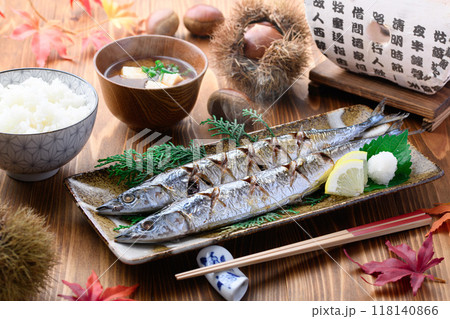 秋の味覚 さんまの塩焼きと栗とお味噌汁とご飯 118140866