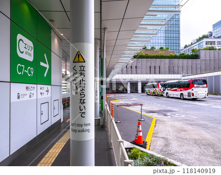 通路が狭くなった部分にある注意書き「立ち止まらないでください」 通路が狭くなった部分にある注意書き「立ち止まらないでください」 118140919
