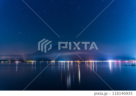 【山梨県】富士山・登山者の灯り（人文字）　山中湖・湖面への映り込み 118140935