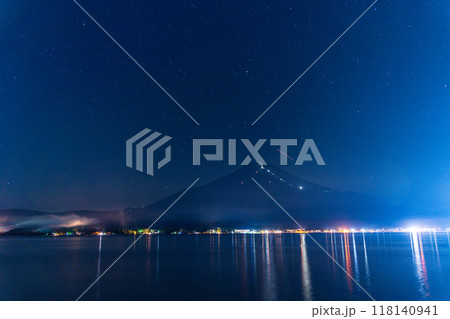 【山梨県】富士山・登山者の灯り(人文字) 山中湖・湖面への映り込み 【山梨県】富士山・登山者の灯り(人文字) 山中湖・湖面への映り込み 118140941