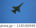 F-16戦闘機 青空を飛行中のアングルショット 118140948