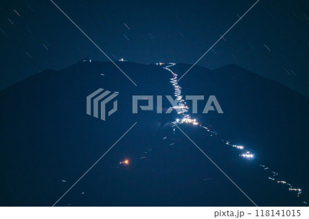 【山梨県】山中湖から望む富士山・登山者の灯り（人文字）　望遠 118141015