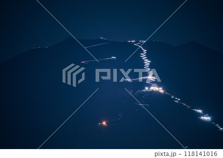 【山梨県】山中湖から望む富士山・登山者の灯り(人文字) 望遠 【山梨県】山中湖から望む富士山・登山者の灯り(人文字) 望遠 118141016