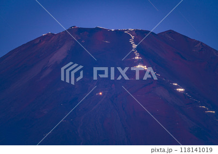 【山梨県】山中湖から望む富士山・登山者の灯り（人文字）　望遠 118141019