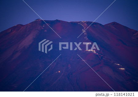 【山梨県】山中湖から望む富士山・登山者の灯り（人文字）　望遠 118141021