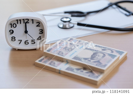時計とお金　時間　12時　0時　24時　12：00　0：00　24：00 118141091