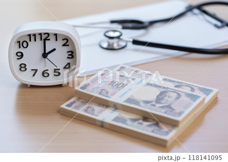 時計とお金　時間　2時　14時　2：00　14：00 118141095