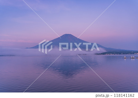 【山梨県】山中湖から眺める、赤富士 夜明け 【山梨県】山中湖から眺める、赤富士 夜明け 118141162