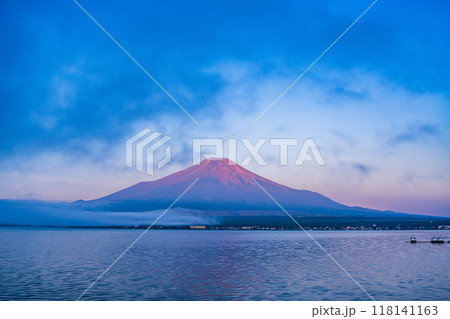 【山梨県】山中湖から眺める、赤富士　夜明け 118141163