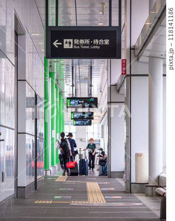 高速バスターミナル内の通路と案内表示 高速バスターミナル内の通路と案内表示 118141186