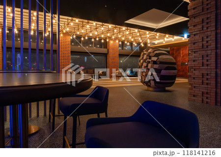 大阪駅西口直結のJPタワー大阪(KITTE大阪)にある、大阪ステーションホテルのフロントロビー夜景 大阪駅西口直結のJPタワー大阪(KITTE大阪)にある、大阪ステーションホテルのフロントロビー夜景 118141216