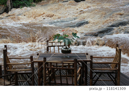 涼しげな水辺のカフェレストラン 118141309