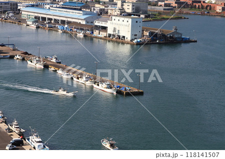 漁港から出漁する漁船 118141507