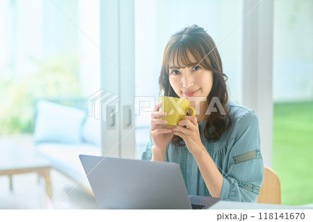 自宅でパソコンを操作する若い女性 自宅でパソコンを操作する若い女性 118141670