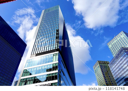 JR大阪駅西口があるイノゲート大阪ビル　梅田ランプ東交差点側から見上げた風景　大阪市北区 118141748