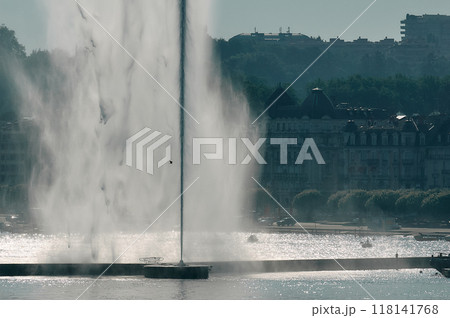 スイス　ジュネーブ　朝日を浴びる大噴水の豪快な飛沫 118141768