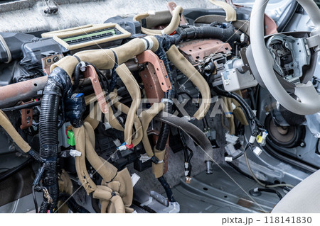 分解された電気自動車のインテリア 118141830