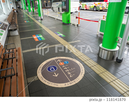 高速バスターミナル内通路の床面に設置された案内表示 高速バスターミナル内通路の床面に設置された案内表示 118141870