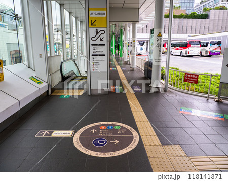 高速バスターミナル内通路の床面に設置された案内表示 高速バスターミナル内通路の床面に設置された案内表示 118141871